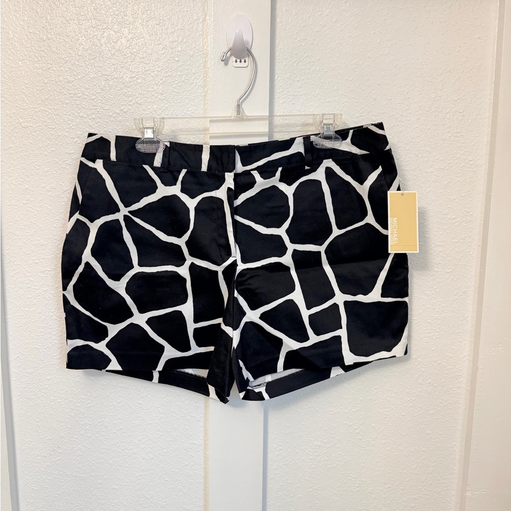 Michael Kors Black and White Patterned Women Shorts - Picture 2 of 16